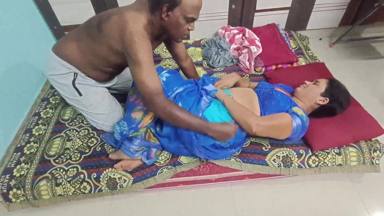 Sexy sindu: La tía india Sindu folla en sari azul