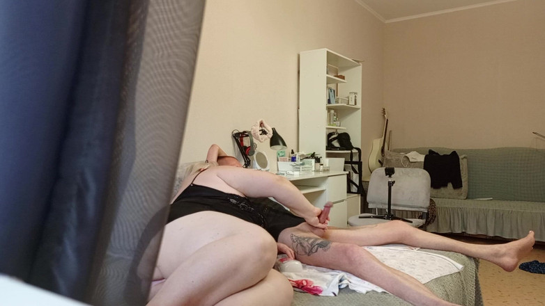 Zona901: Mi novia me complace masturbándome la polla antes de correrse