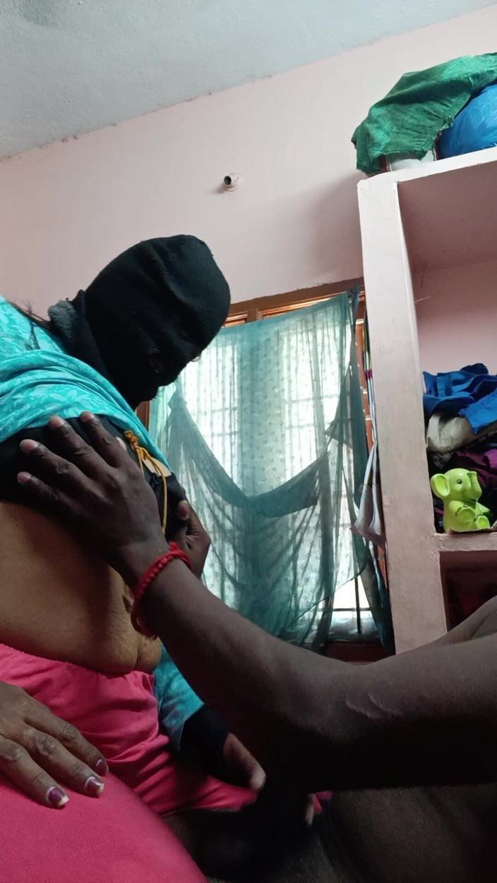 Reshmahotever: Sex se ženou, která si mačká ruce