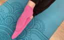 Gloria Gimson: Фитнес-девушка делает упражнения на коврике в носках и делает дрочку ногами своему тренеру со спермой на ее ступнях