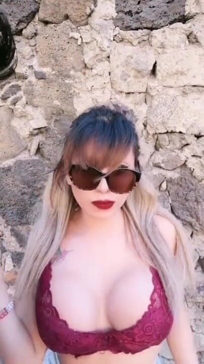 Barbietransxxxx: Splendida trans con un gran culo che mostra la sua...