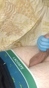 La Préparation De La Cuisine a Mal Tourné - Un Homme Se Branle En Solo Dans Un Gant Bleu