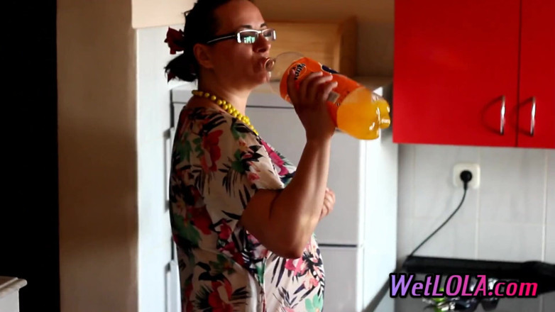 Wet Lola: Dojrzała kobieta pije sok i sika na całej podłodze w...