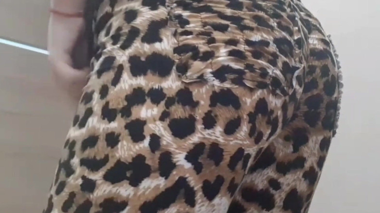 Josani Gwen: Leggins en sexy grote kont aanrakend gat