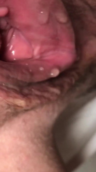 Istriku ngebiarin aku ngeliat memeknya yang menganga lebar, sampai dicrot di dalam banyak banget. Close-up
