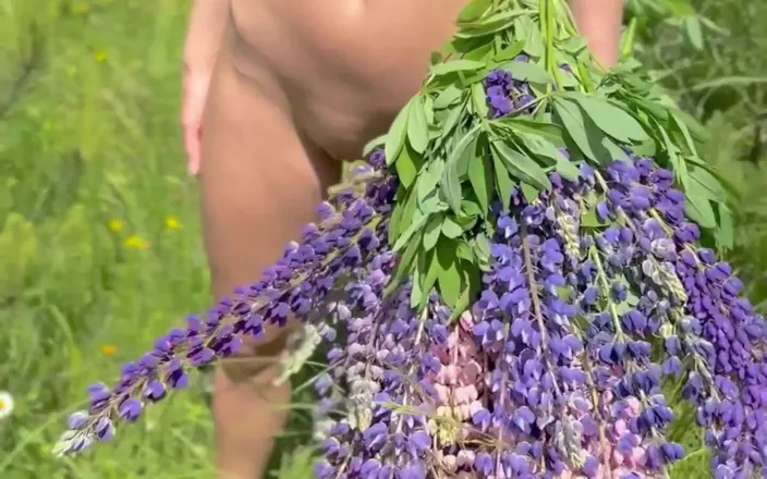 Sonya Pretty: Amateur Sonya desnuda en el bosque