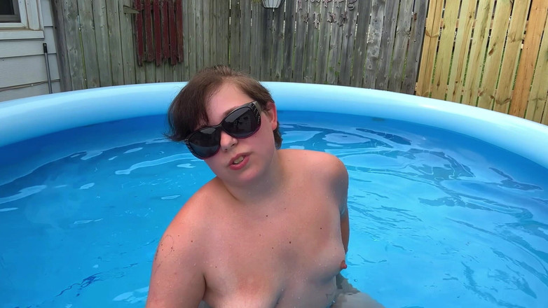 DollBabyLynn: Відео від першої особи: упіймали у басейні! Anal Devore