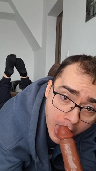 Je te suce la bite jusqu’à ce que tu éjacules dans ma bouche, gode