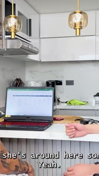 Fac sex cu mama vitregă uriașă a celui mai bun prieten al meu în timp ce el se joacă pe calculator - Naty Delgado