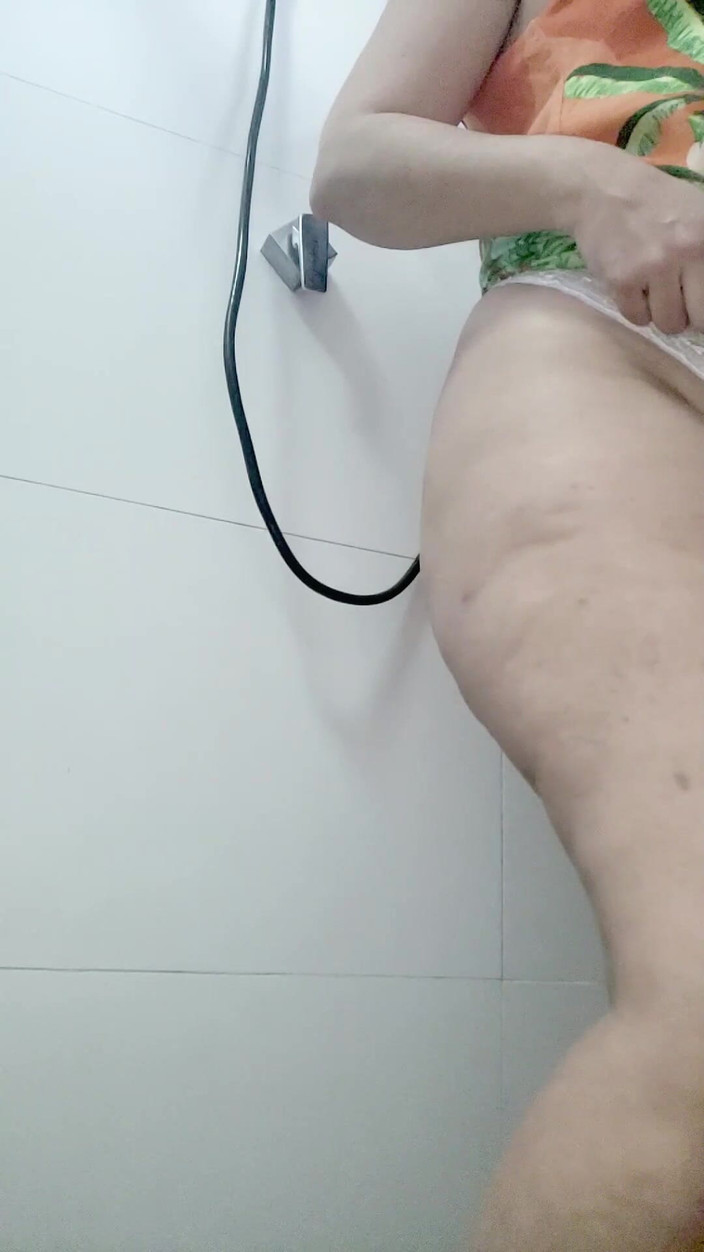Minhaesposaparaoutro: Pisciando Nelle Sue Mutandine E Pisciando Nel Suo Culo