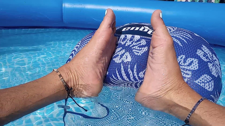 Midsouth Foot Fetish: Pamer kaki basahku di kolam renang