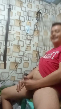 Цей гарячий вітчим, чия кімната поруч з моїм, це щось інше - він красивий, і у нього теж величезний член