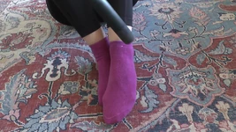 Primeiro, as meias são aspiradas, depois esfregadas e cobertas com esperma, POV, JOI