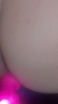 Insatt vibrator i hennes fitta