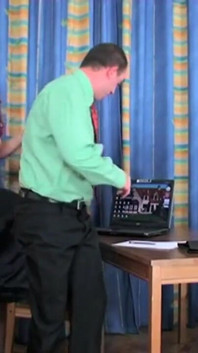 Dua teman muda pergi ke arsitek untuk mendapatkan saran dan masuk ke pesta seks super