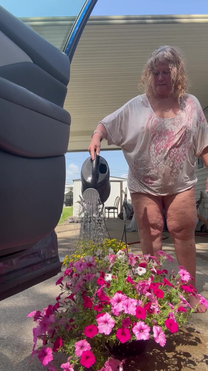Big Ass 4 U: Regando flores mostrando peitos e bunda