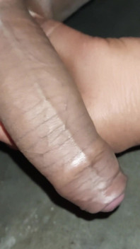 Mi gran polla india se corre y mea