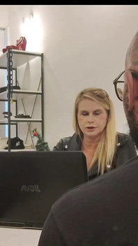 Massaggiatrice in un colloquio di lavoro è stata punita, Tiffany lo costringe a giocare con i piedini piccoli