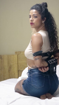 Mibby - Bondage com algemas de couro e fita