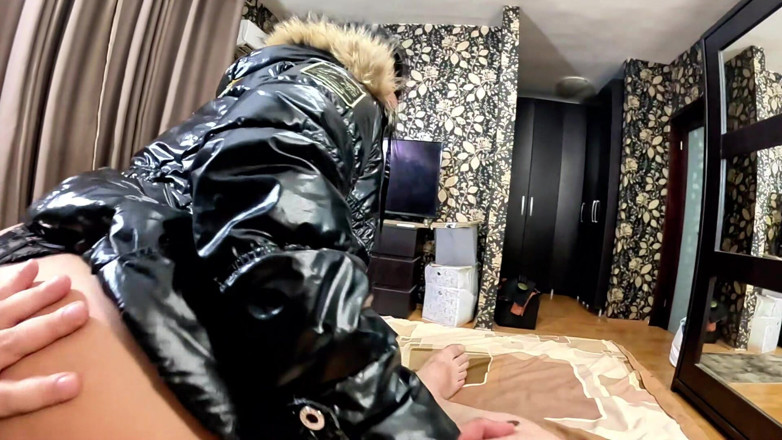 MilfyCalla: Домінуюча матуся в новому глянцевому нікельсоні downjacket. Зворотна наїзниця, раком і подвійна сперма