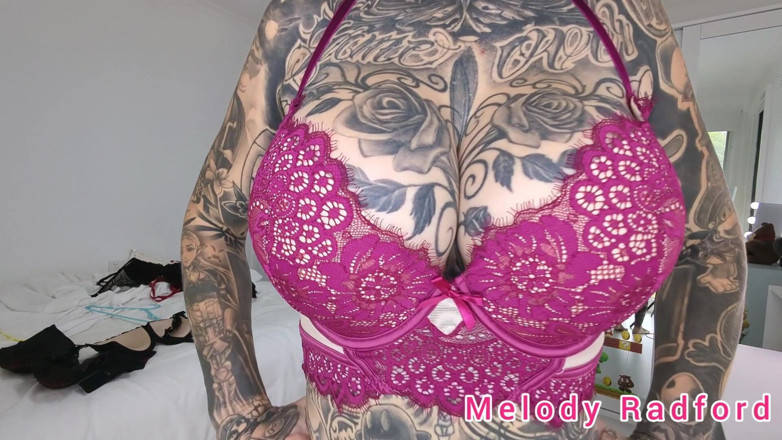 Melody Radford: ลองชุดชั้นในสีดําและสีม่วงและบิกินี่ขนาดเล็กบน Haul Melody Radford