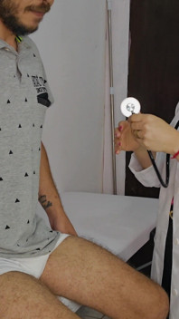 Paziente Non Può Controllare L'erezione Al Momento Di Vedere L'infermiera.
