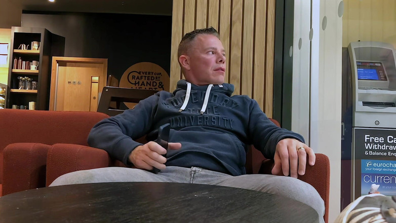 NakedFoxx: Vågade rycka iväg i upptagen kafé - intensiv offentlig sperma