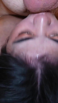 Deepthroat e Treinamento Anal Bunda na Boca e Facial para Tímido Gordinha Asiático