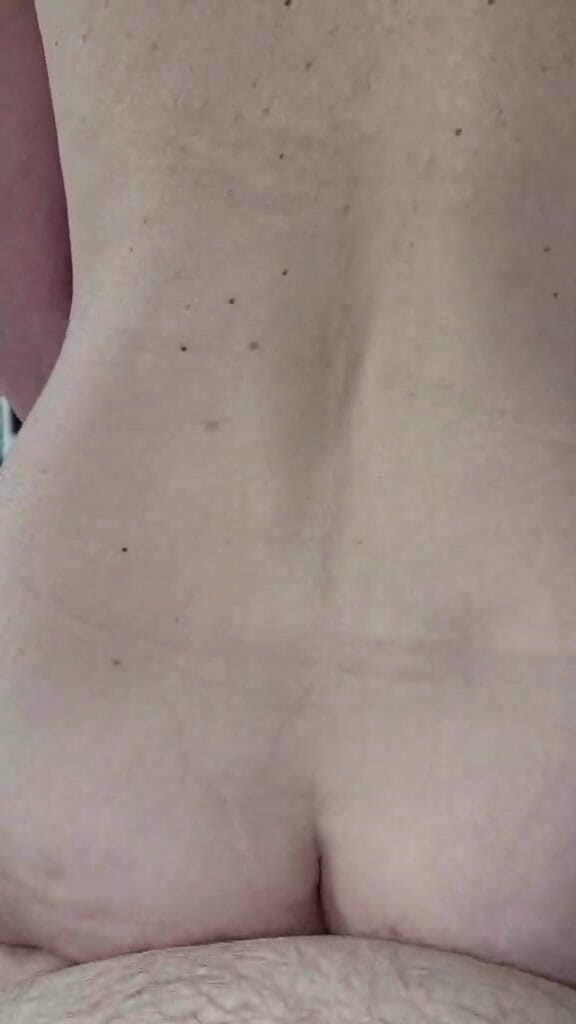 PurpleVyxen: La sua figa è bagnata che sgocciola mentre lei lo cavalca