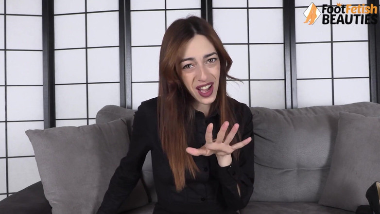 Foot Fetish HD: Usikan yang suka bermain menunjukkan kasutnya yang berbeza untuk dipakai...