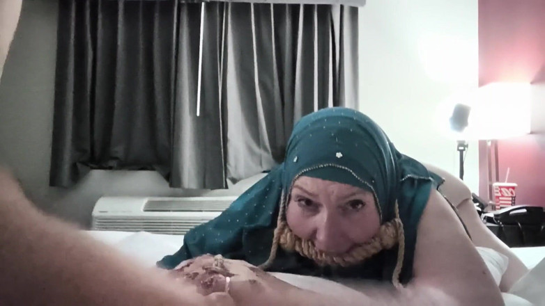 CrippleFreak4U: БДСМ в хіджабі з обох кутів