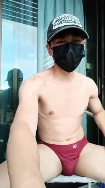 Louswee: मेरे साथ एक गर्म रात