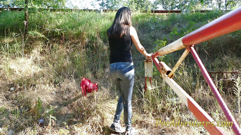 Pee Adventures: Vyprázdněte její měchýř na straně silnice, venkovní čůrání agin stojí v...