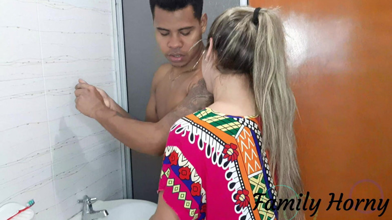 Miller Family: Minha meia-irmã quer que eu transe com ela no banheiro