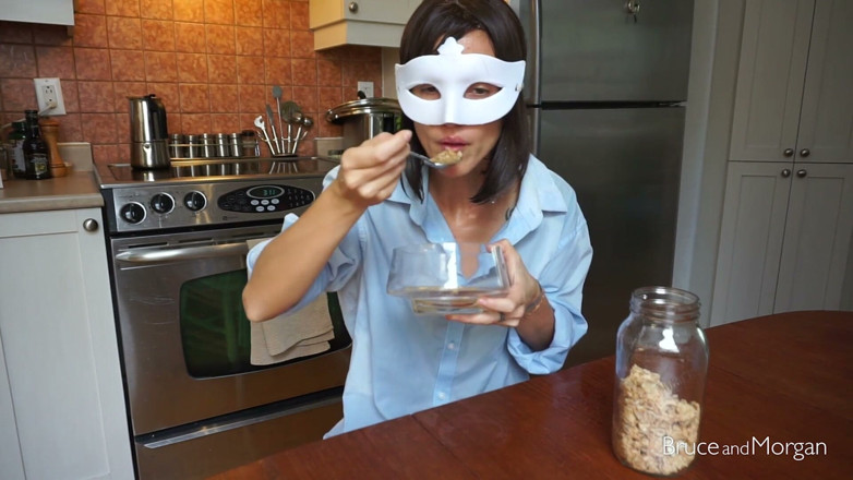 Bruce-and-Morgan: Sarapan yang lengkap - kencing dan pancutan mani!