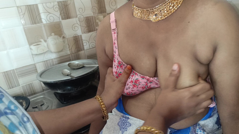 Magilmathi: 熱いレズビアンを楽しむ人妻たち