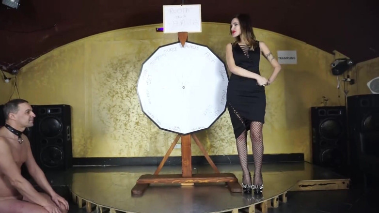 Lady Mesmeratrix Official: Un esclave se fait fouetter et punir par une nana...