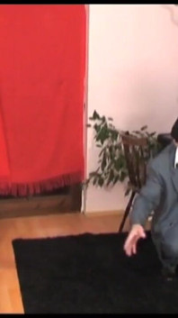 Insegnante di musica arrabbiata con il giovane studente chiama suo vecchio marito che la scopa