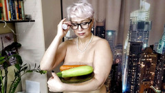 AimeeParadise: MILF sekretářka s cuketou a mrkví v mokré zralé kundě ...