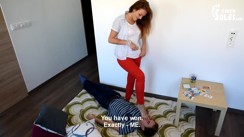 Czech Soles - foot fetish content: Volnější karetní hra musí cítit nohy Megan