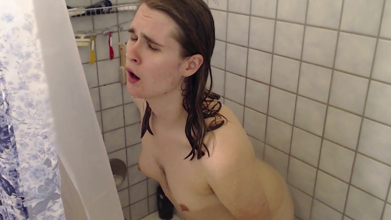 Brooke Casey: Shower Cam: Girlfriend in Parents Shower