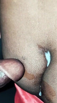 India joven follando duro por grande consolador de madera y gimiendo ruidosamente