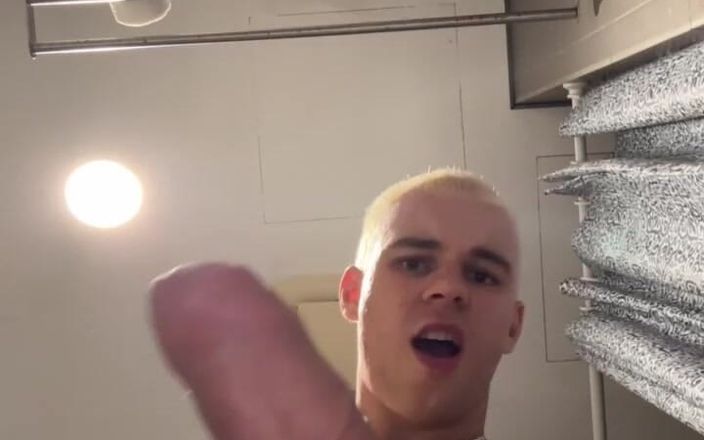 Max_Russell: Šel jsem na záchod v hostelu a rozhodl jsem se...