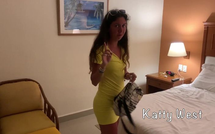 KattyWest: Bir otel odasında tatilde seks. Keyfini