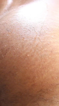 毛深い男が汗だくの大きな射精を自慰行為