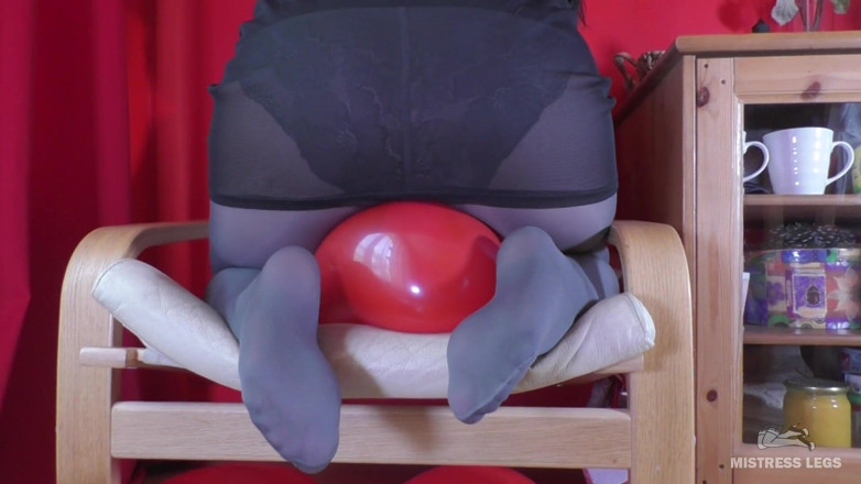 Mistress Legs: Mestra em meia-calça cinza opaca e salto alto brinca com...