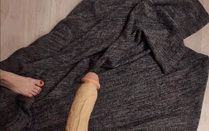 silicone_brunette: Grober dildo-blowjob