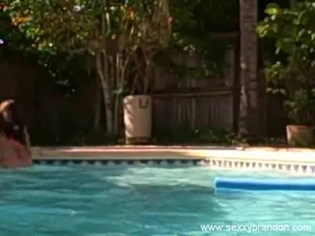 Sexxy Brandon: Sexxy Brandon: diversión en la piscina: parte 1