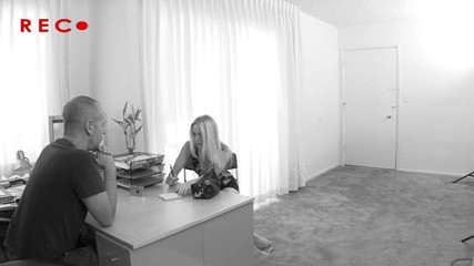 TeenXXX Stories: Une blonde sexy se rend au bureau parce qu'elle a...