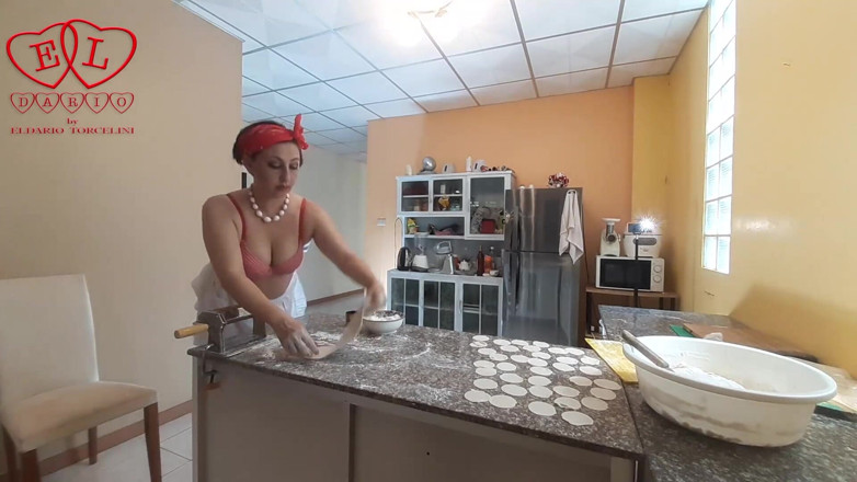 Strange stepfamily: La governante nudista Regina Noir cucina in cucina. La cameriera...